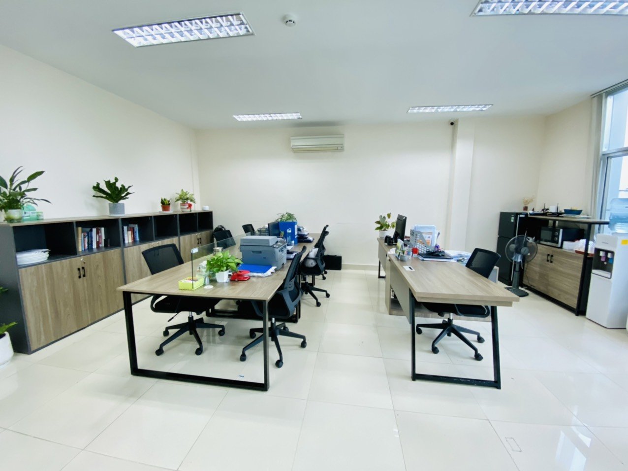 Văn phòng 60m2, có sẵn nội thất + phòng họp riêng.