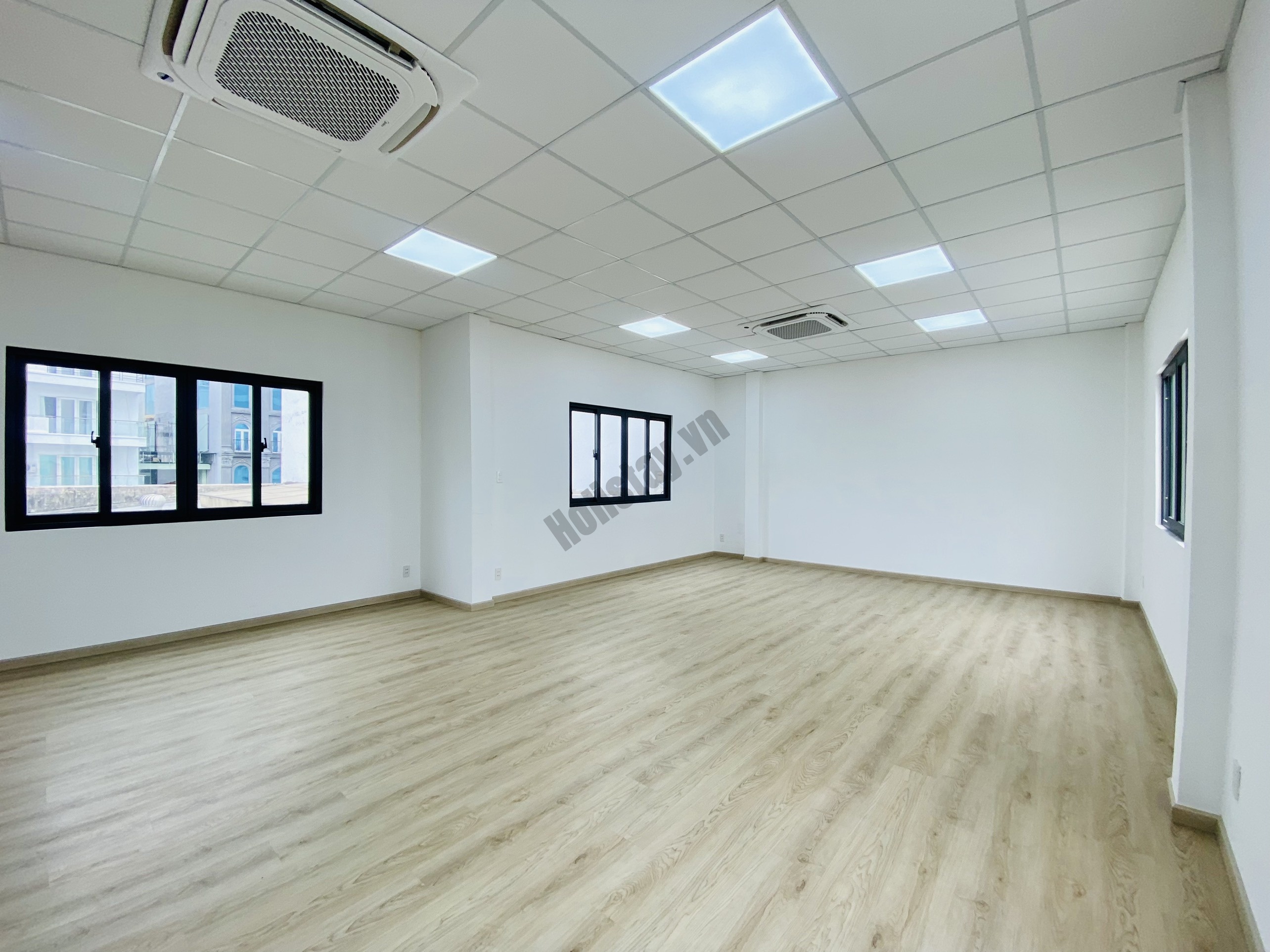 Văn phòng 150m2 mới 100%, mặt tiền Trương Quốc Dung 