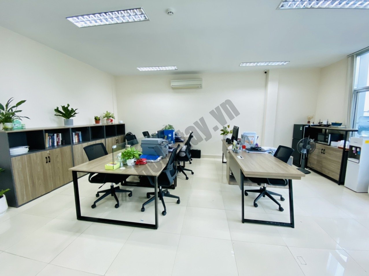 Văn phòng 60m2, có sẵn nội thất + phòng họp riêng.